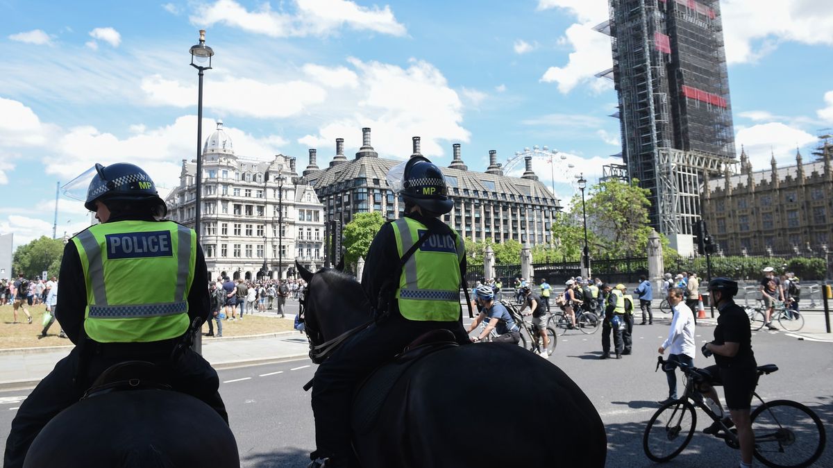 Zakázaná párty v Londýně přerostla v nepokoje, 20 policistů je zraněných